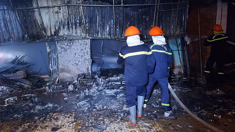 Đám cháy được khống chế hoàn toàn trong đêm. (Ảnh: Công an cung cấp)