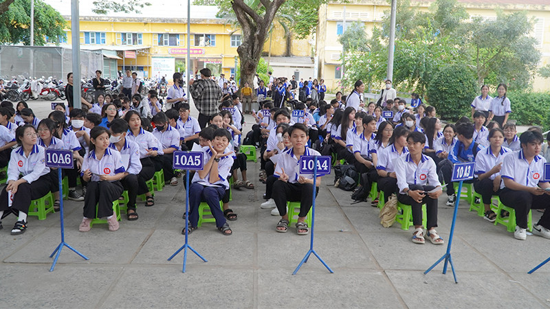 Học sinh Trường trung học phổ thông Tràm Chim, huyện Tam Nông, tỉnh Đồng Tháp trong giờ sinh hoạt ngoại khóa (Ảnh: HỮU NGHĨA)