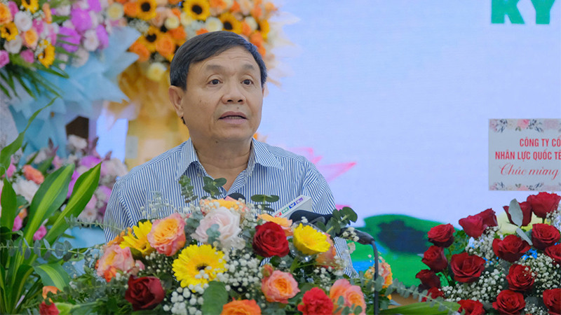 Phó Bí thư Thường trực Tỉnh ủy, Chủ tịch Hội đồng nhân dân tỉnh Đồng Tháp Phan Văn Thắng phát biểu tại hội thảo. (Ảnh: HỮU NGHĨA)