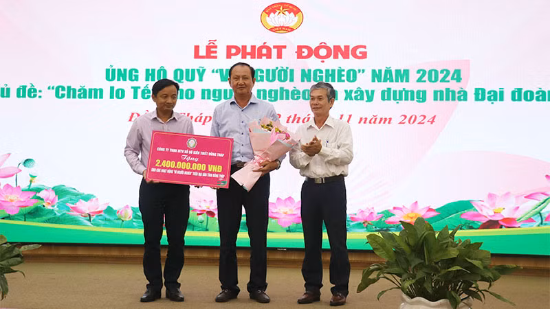 Công ty Trách nhiệm hữu hạn Một thành viên Xổ số kiến thiết Đồng Tháp trao bảng tượng trưng tiền ủng hộ “Quỹ vì người nghèo” tỉnh Đồng Tháp.