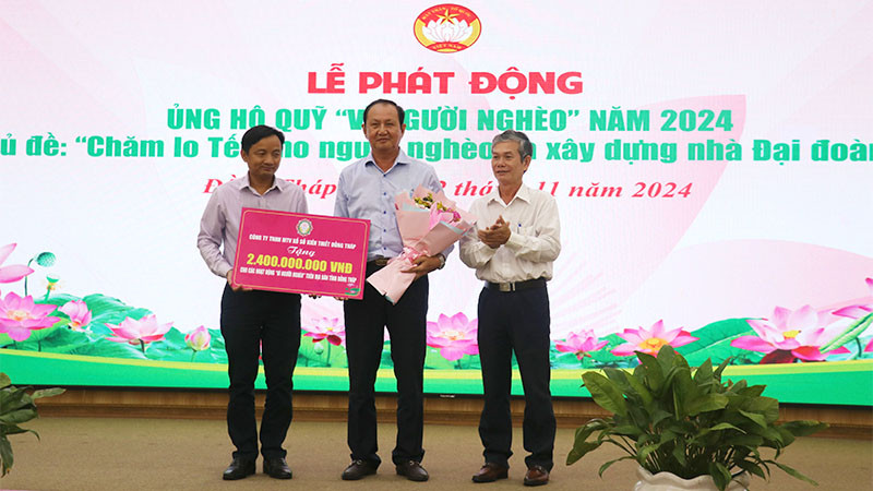 Công ty Trách nhiệm hữu hạn Một thành viên Xổ số kiến thiết Đồng Tháp trao bảng tượng trưng tiền ủng hộ “Quỹ vì người nghèo” tỉnh Đồng Tháp.
