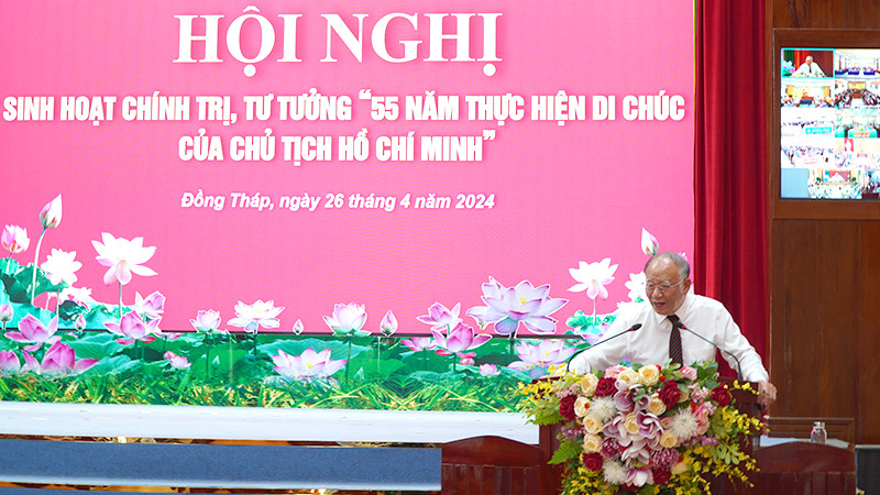 Giáo sư, Tiến sĩ Hoàng Chí Bảo báo cáo nội dung chuyên đề. (Ảnh: HỮU NGHĨA)