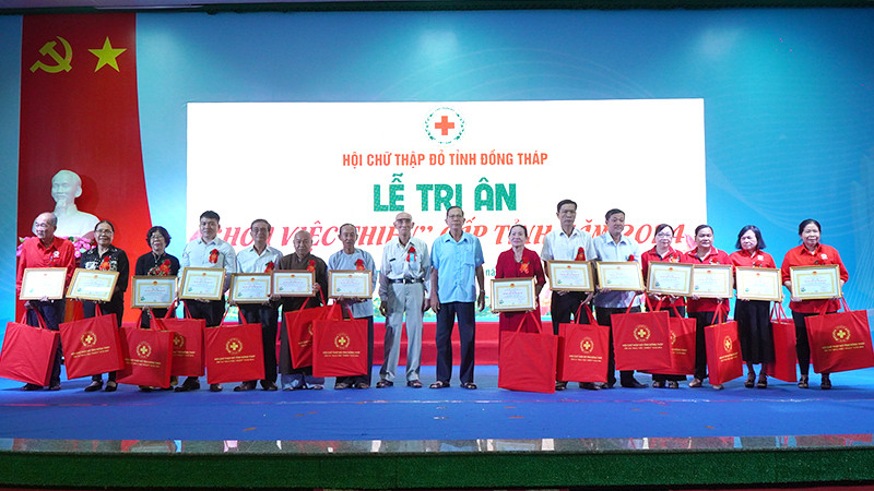 Tri ân các cá nhân đạt danh hiệu “Người tốt, việc thiện” là “Hoa việc thiện” cấp tỉnh.