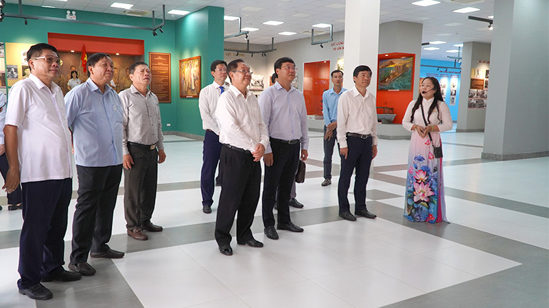 Ủy viên Trung ương Đảng, Bí thư Tỉnh ủy Đồng Tháp Lê Quốc Phong; Chủ tịch Ủy ban nhân dân tỉnh Đồng Tháp Phạm Thiện Nghĩa và đại biểu tham quan Nhà trưng bày Xứ ủy Nam Bộ và Văn hóa Óc Eo. (Ảnh: HỮU NGHĨA)