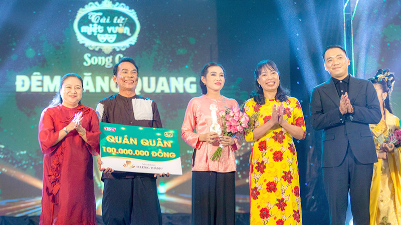 Cặp đôi tài tử Nguyễn Thanh Phong và Huỳnh Thị Kim Tuyến giành ngôi vị quán quân.