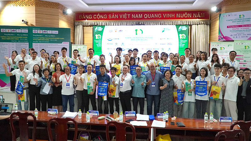 Đại biểu và thí sinh chụp ảnh lưu niệm tại cuộc thi. (Ảnh: HỮU NGHĨA)