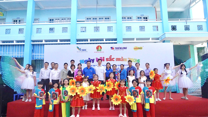 Thiếu nhi chụp ảnh lưu niệm cùng lãnh đạo Hội đồng Đội Trung ương, lãnh đạo tỉnh, thành phố Sa Đéc.