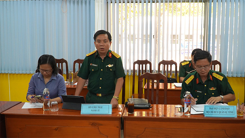 Bác sĩ Dương Quốc Định, Giám đốc Bệnh viện Quân dân y tỉnh Đồng Tháp thông tin về trường hợp cháu bé tử vong. Ảnh: HỮU NGHĨA