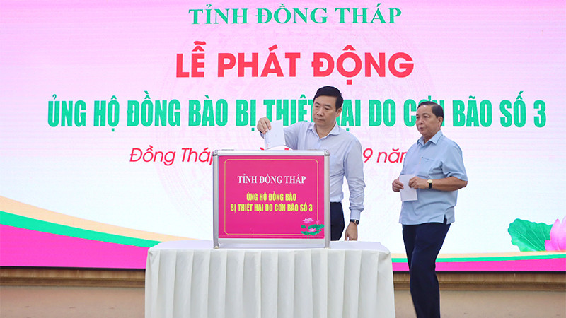 Chủ tịch Ủy ban nhân dân tỉnh Đồng Tháp Phạm Thiện Nghĩa cùng lãnh đạo các sở, ban, ngành tham gia quyên góp ủng hộ đồng bào các địa phương miền bắc tại lễ phát động.