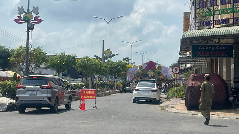 Rạp nằm giữa đoạn đường, chặn kín khiến người dân không còn lối đi lại trên đoạn đường này. Ảnh: HỮU NGHĨA