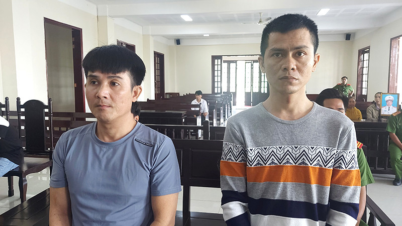 Bị cáo Ngô Hoàng Thọ (bên trái) và Phạm Hồng Qui.