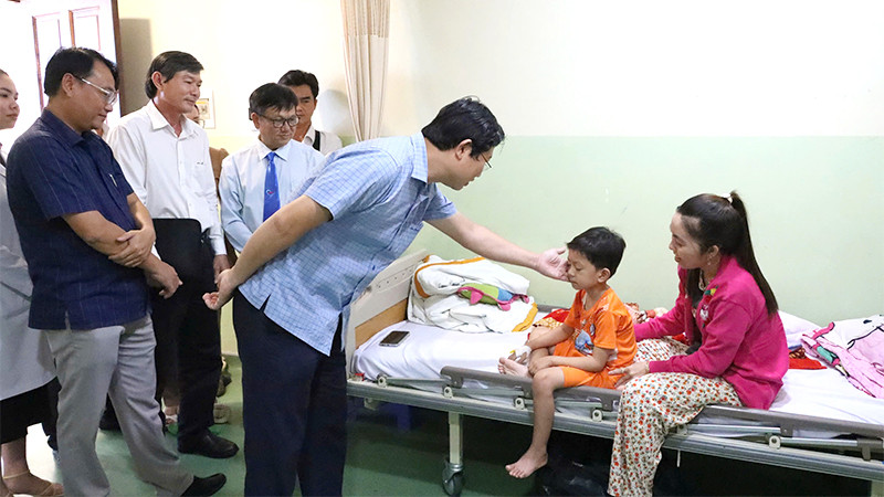Phó Chủ tịch Ủy ban nhân dân tỉnh Đồng Tháp Huỳnh Minh Tuấn cùng lãnh đạo thành phố Hồng Ngự và các đơn vị liên quan thăm hỏi sức khỏe bệnh nhân vụ nghi ngộ độc.