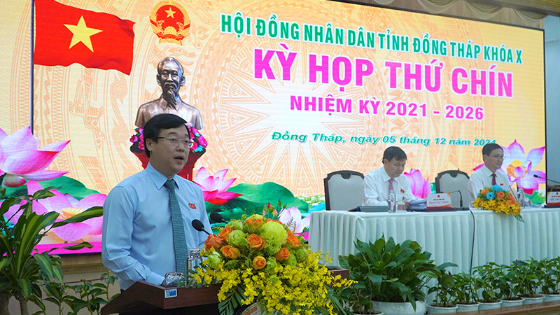 Ủy viên Trung ương Đảng, Bí thư Tỉnh ủy Đồng Tháp Lê Quốc Phong phát biểu tại kỳ họp. (Ảnh: HỮU NGHĨA)