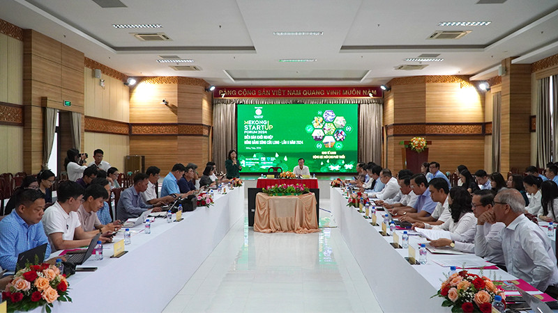 Bà Phạm Thị Ngọc Thủy, Giám đốc Văn phòng Ban IV, thuộc Hội đồng Tư vấn cải cách thủ tục hành chính của Thủ tướng Chính phủ trình bày tại buổi họp báo. (Ảnh: HỮU NGHĨA)