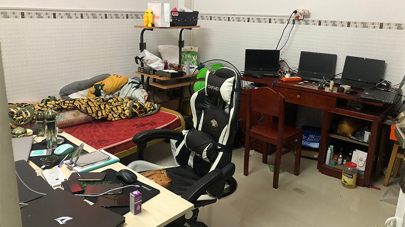 Tang vật có liên quan thu giữ tại nhà của các đối tượng ở huyện Lấp Vò, tỉnh Đồng Tháp. (Ảnh: Công an cung cấp)