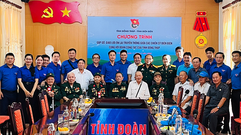 Các đại biểu chụp ảnh lưu niệm. Ảnh: Tỉnh đoàn Đồng Tháp