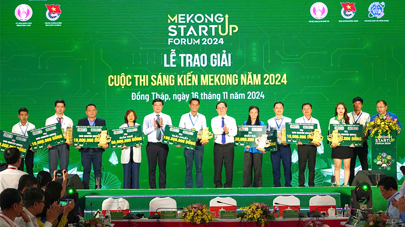 Bộ trưởng Khoa học và Công nghệ Huỳnh Thành Đạt; Bí thư Tỉnh ủy Đồng Tháp Lê Quốc Phong trao giải tại cuộc thi Sáng kiến Mekong lần thứ nhất. (Ảnh: HỮU NGHĨA)