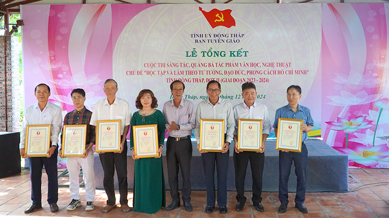 Trao giải các tác giả chuyên ngành văn học. (Ảnh: HỮU NGHĨA)
