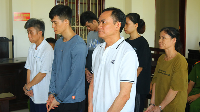 Các bị cáo nghe tòa tuyên án. (Ảnh: PHƯỚC THANH)