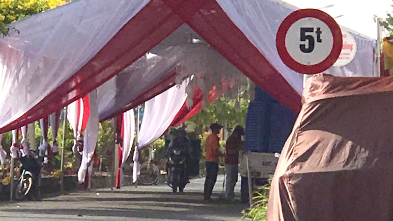 Đến 7 giờ 45 phút, ngày 25/3, rạp vẫn còn để nguyên. Tuy nhiên, tất cả bàn ghế đã được đưa lên xe, chuẩn bị chuyển đi. (Ảnh: HỮU NGHĨA)