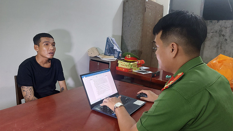 Đối tượng Bùi Nghĩa Hiệp tại cơ quan công an.