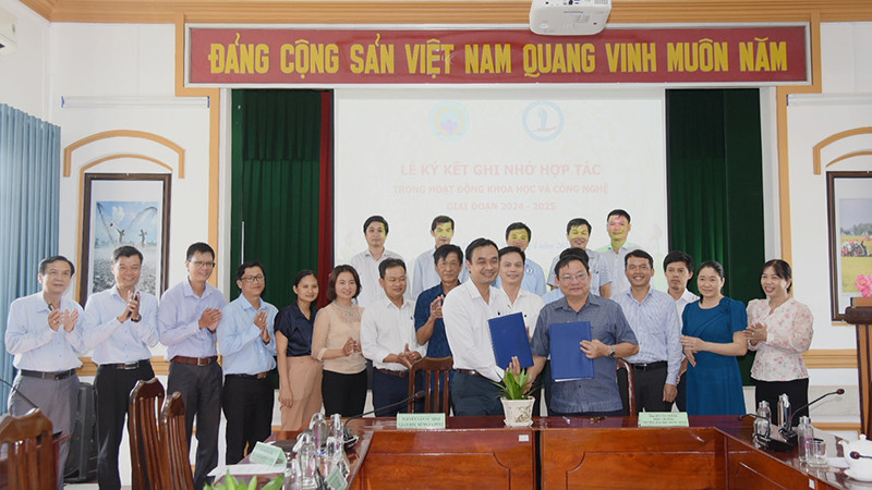 Đại diện 2 đơn vị ký kết kế hoạch phối hợp hoạt động khoa học và công nghệ.
