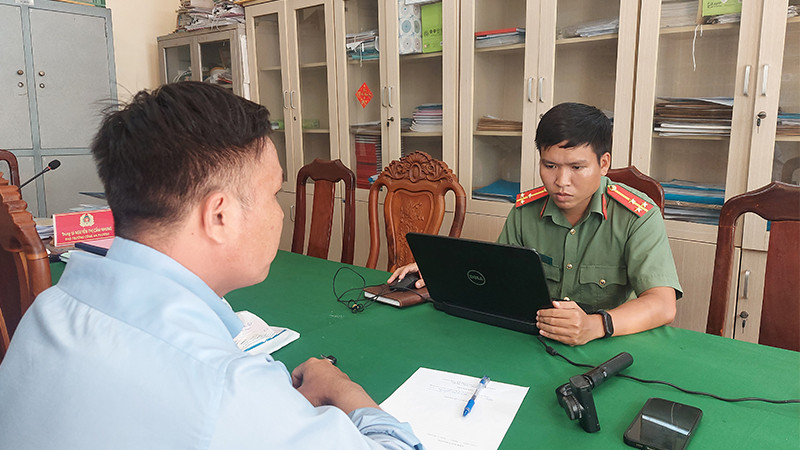 Đối tượng Nguyễn Bình Dân tại cơ quan công an. (Ảnh: Công an cung cấp)