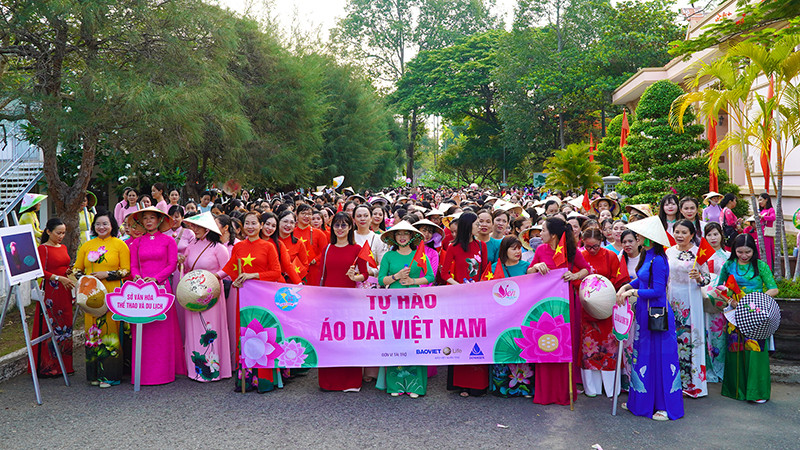 5.500 phụ nữ Đồng Tháp ở Khu di tích Nguyễn Sinh Sắc, chuẩn bị diễu hành. (Ảnh: HỮU NGHĨA)