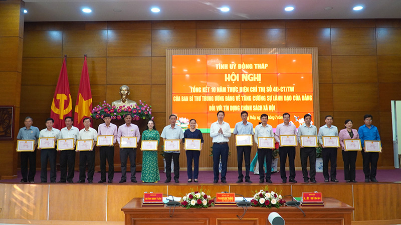 Phó Chủ tịch Ủy ban nhân dân tỉnh Đồng Tháp Huỳnh Minh Tuấn trao Bằng khen của Ủy ban nhân dân tỉnh cho 16 tập thể đã có thành tích xuất sắc trong triển khai thực hiện Chỉ thị số 40.