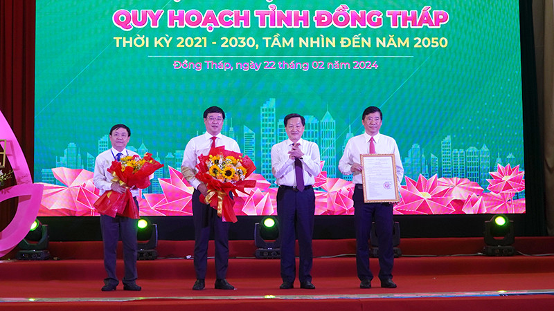 Phó Thủ tướng Lê Minh Khái trao Quyết định của Thủ tướng Chính phủ về công tác Quy hoạch tỉnh Đồng Tháp thời kỳ 2021-2030, tầm nhìn đến năm 2050 cho lãnh đạo tỉnh. Ảnh: HỮU NGHĨA