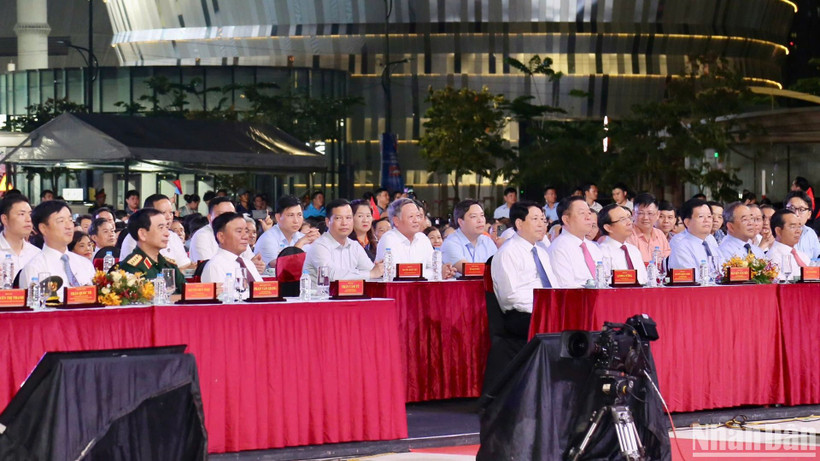 Chủ tịch nước Lương Cường cùng các đồng chí lãnh đạo Đảng, Nhà nước dự chương trình tại điểm cầu TP Hồ Chí Minh.