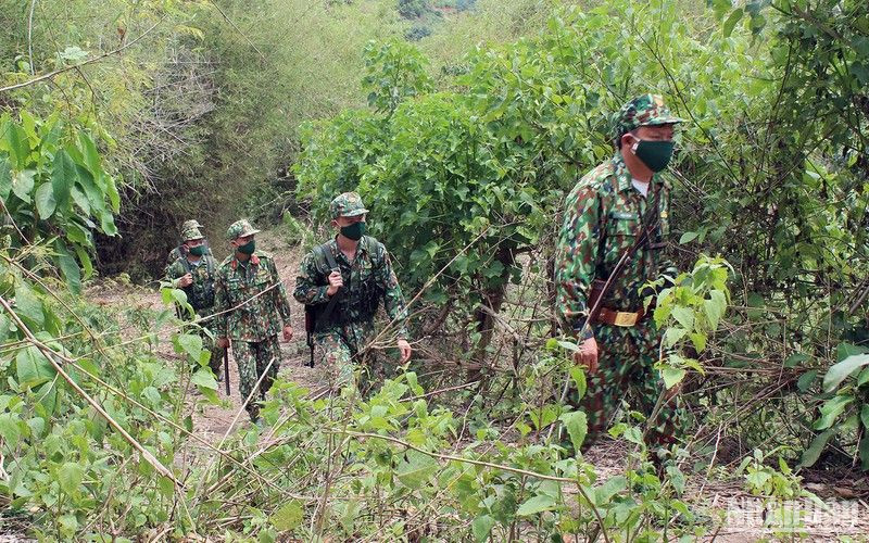 Cán bộ, chiến sĩ Bộ đội Biên phòng tỉnh Sơn La tuần tra bảo vệ biên giới. (Ảnh: NGỌC TUẤN)
