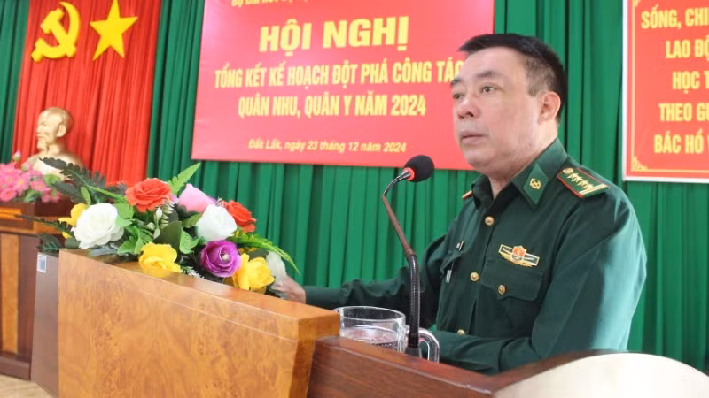 Đại tá Đào Viết Hùng, Chỉ huy trưởng Bộ đội Biên phòng tỉnh Đắk Lắk phát biểu tại hội nghị.