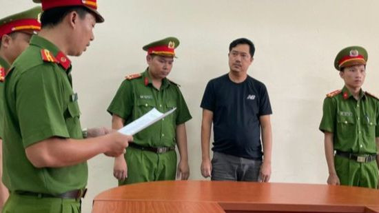 Bị can Ngô Tấn Đạt tại cơ quan điều tra. (Ảnh: Công an cung cấp)