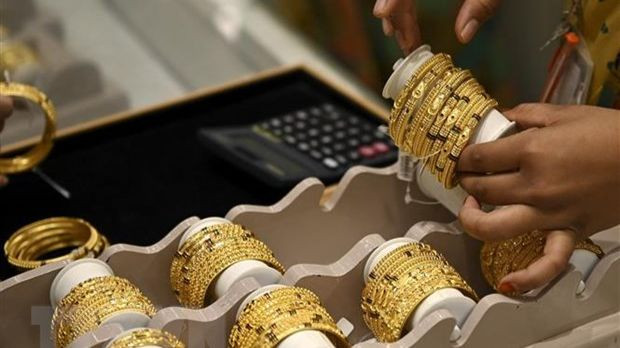 Trang sức vàng được bày bán tại cửa hàng ở Chennai, Ấn Độ. (Ảnh: AFP/TTXVN)