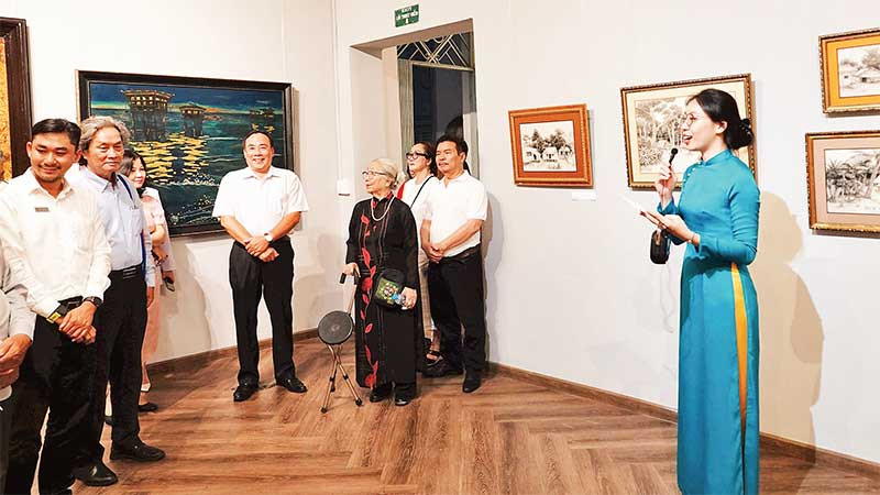 Các đại biểu tham quan triển lãm “Kể chuyện sau ngày thống nhất” tại Bảo tàng Mỹ thuật Thành phố Hồ Chí Minh. (Ảnh MẠNH HẢO)