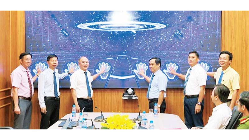 Lãnh đạo tỉnh Bình Phước thực hiện nghi thức khánh thành Trung tâm điều hành thông minh thị xã Chơn Thành.