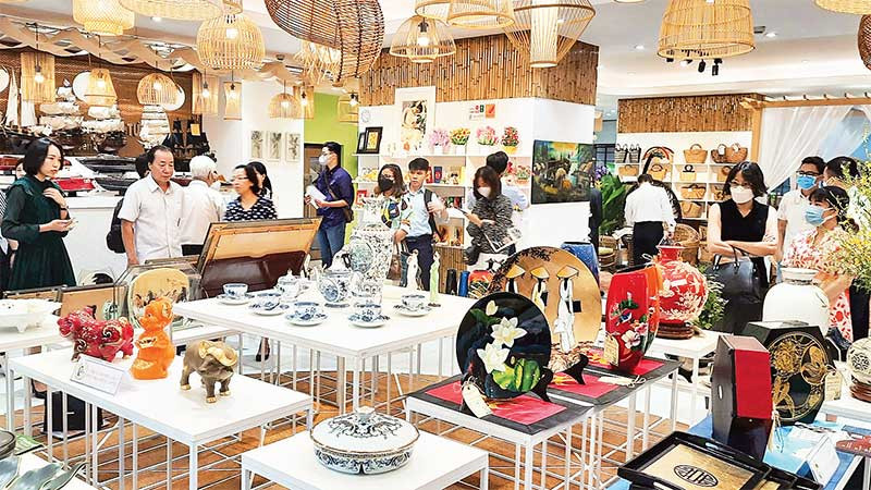 Khách tham quan sản phẩm trưng bày tại showroom Trung tâm Xúc tiến Thương mại và Đầu tư TP Hồ Chí Minh.