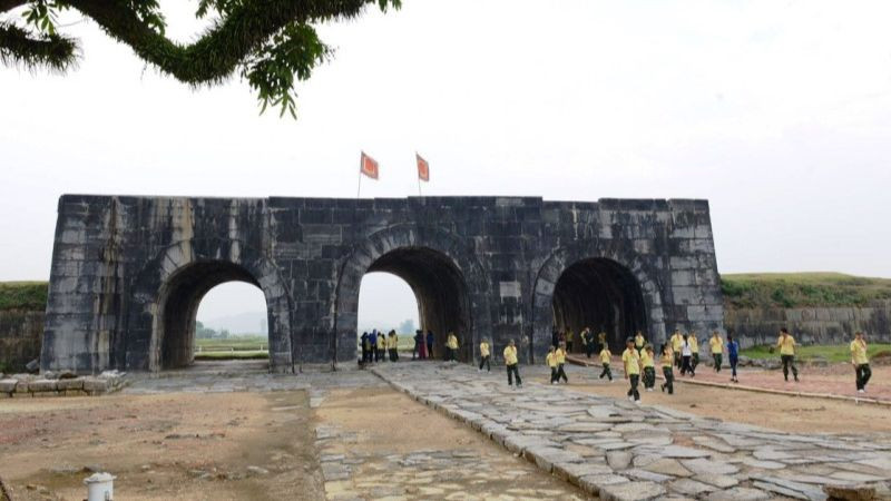 Cổng nam Thành nhà Hồ.