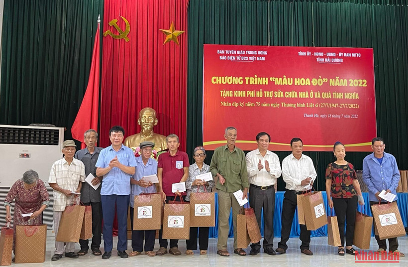 Các đồng chí lãnh đạo Tỉnh ủy Hải Dương và Ban Tuyên giáo Trung ương tặng quà đối tượng chính sách tiêu biểu của huyện Thanh Hà tại Chương trình “Màu hoa đỏ”.