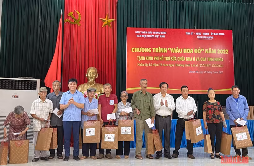 Các đồng chí lãnh đạo Tỉnh ủy Hải Dương và Ban Tuyên giáo Trung ương tặng quà đối tượng chính sách tiêu biểu của huyện Thanh Hà tại Chương trình “Màu hoa đỏ”.