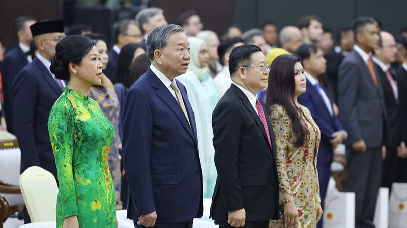 Tổng Bí thư Tô Lâm và Phu nhân cùng Tổng Thư ký ASEAN Kao Kim Hourn và Phu nhân thực hiện nghi thức chào cờ ASEAN. (Ảnh: Thống Nhất/TTXVN)