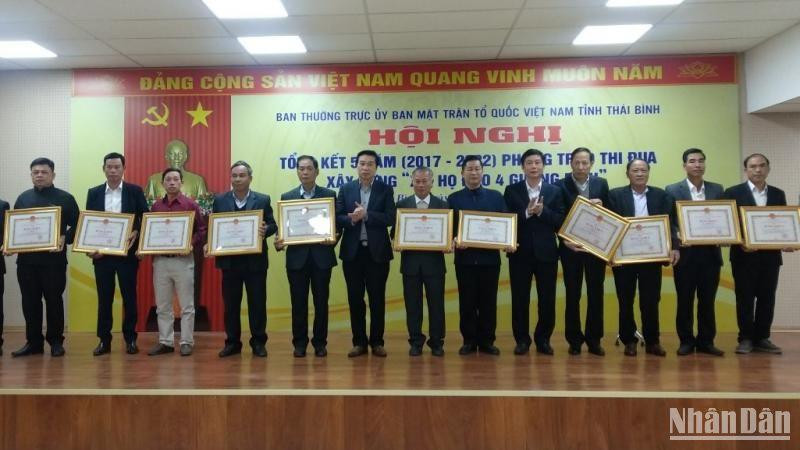 Lãnh đạo Ủy ban Mặt trận Tổ quốc Việt Nam tỉnh Thái Bình và Ban Dân vận Tỉnh ủy Thái Bình trao Bằng khen cho tập thể, cá nhân đạt thành tích xuất sắc trong thực hiện phong trào thi đua “Xứ, họ đạo 4 gương mẫu”.