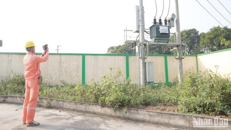Công nhân Công ty Điện lực Ninh Bình kiểm tra phát nhiệt đường dây và máy biến áp bằng thiết bị chuyên dụng.