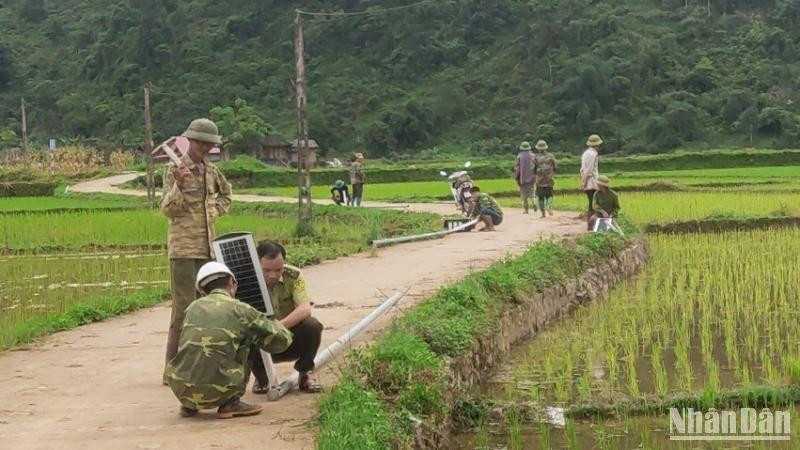 Ban quản lý Khu bảo tồn hỗ trợ lắp đặt đèn năng lượng mặt trời thắp sáng đường thôn cho nhân dân. 