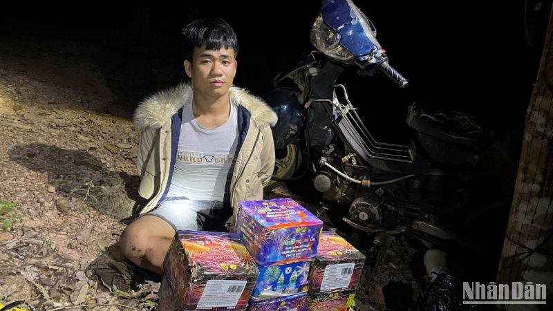 Đối tượng Trần Minh Hoàng và tang vật bị bắt giữ.