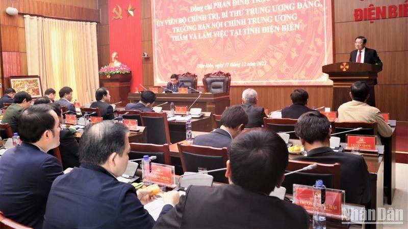 Đồng chí Phan Đình Trạc phát biểu chỉ đạo tại buổi làm việc với Ban Thường vụ Tỉnh ủy Điện Biên.
