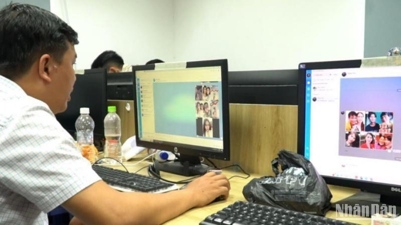 Các lực lượng chức năng kiểm tra nơi làm việc của các đối tượng thực hiện hành vi “Vu khống” để đòi nợ (Ảnh: Công an cung cấp)