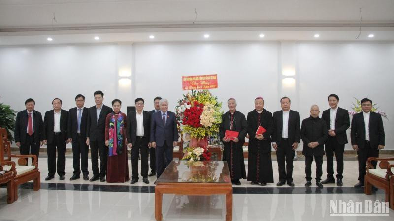 Đồng chí Đỗ Văn Chiến chúc mừng Lễ Giáng sinh năm 2022 tại Tòa Giám mục Giáo phận Vinh.