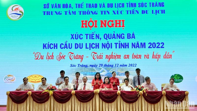 Lễ ký kết thực hiện các chương trình kích cầu du lịch của tỉnh Sóc Trăng năm 2022.